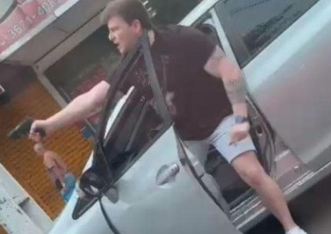 Delegado saca arma para homem em briga de trânsito em Manaus; veja vídeo