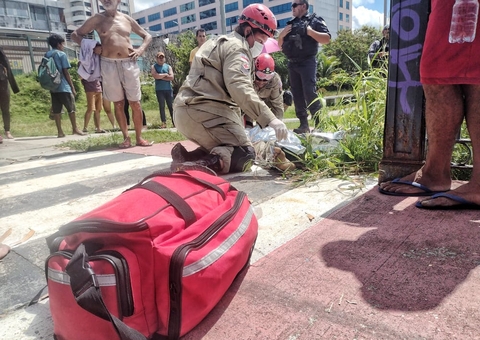 Homem é perseguido e crivado de balas após assaltar casal em praça de Manaus