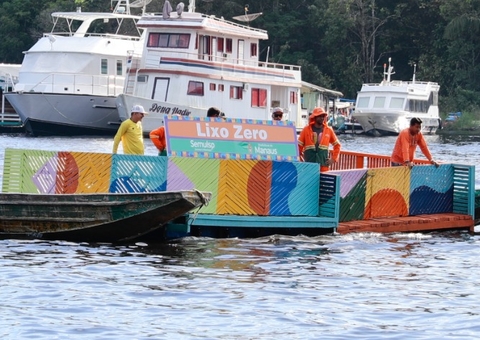 Coletores flutuantes de lixo são entregues para comunidades rurais de Manaus