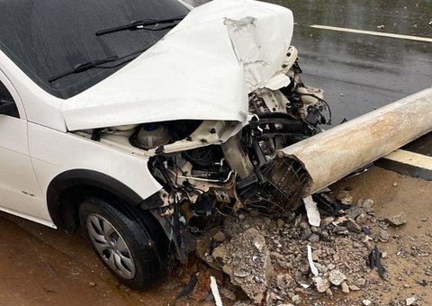 Carro fica destruído após motorista perder controle e atingir poste em Iranduba