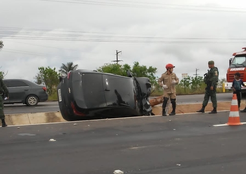 Motorista fica preso nas ferragens em acidente na Manoel Urbano