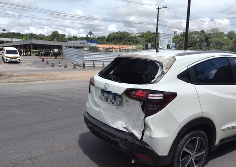 Motorista faz retorno proibido e causa acidente com 2 feridos em avenida de Manaus