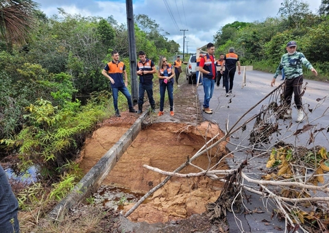 Trecho da rodovia AM-352 desmorona e ameaça motoristas a caminho de Novo Airão