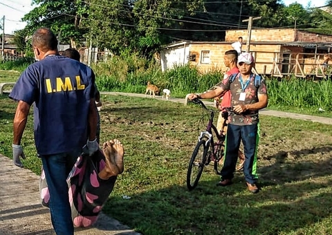 Travesti é assassinada a tiros no meio de praça em Manaus
