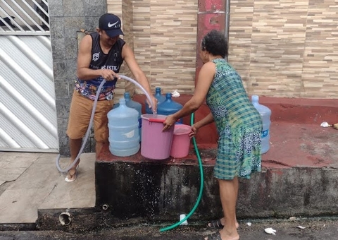 Há mais de 12 horas sem água, moradores se revoltam e cobram empresa em Manaus