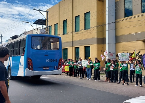Alunos e professores do Ifam em Manaus protestam contra cortes de verbas