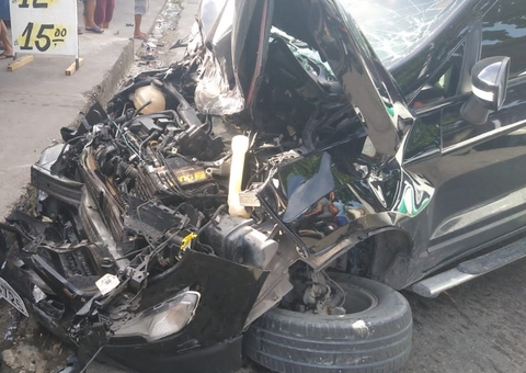 Carro fica destruído após acidente com ônibus em Manaus 