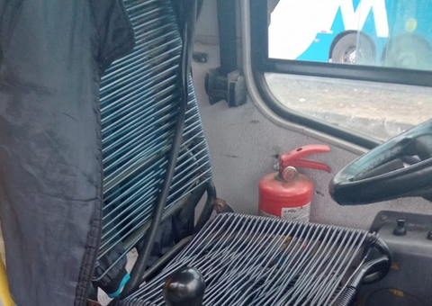 Passageiros se jogam de ônibus ao serem atacados a facadas por assaltantes em Manaus