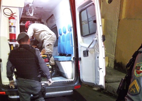 Homem é espancado após roubar ônibus com arma de brinquedo em Manaus