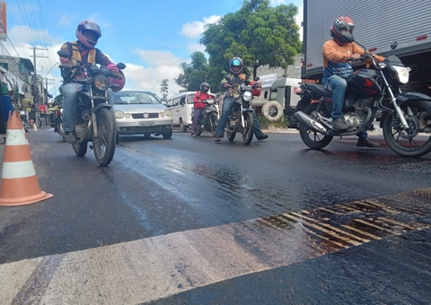 Derramamento de óleo prejudica trânsito em avenida de Manaus 