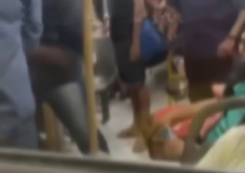 Passageira tenta esfaquear motorista em ônibus em movimento em Manaus