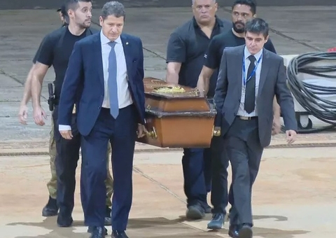 Restos mortais encontrados em buscas por Dom e Bruno chegam em caixões a Brasília