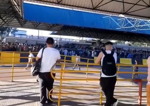 Terminal de ônibus em Manaus lota após problemas no sistema de bilhetagem; Vídeo 