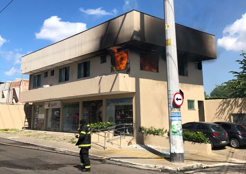 Botija de gás explode e incendeia residência em Manaus; Vídeo