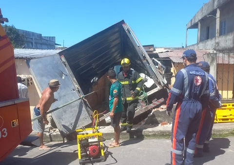 Desgovernado, caminhão invade e destrói casa em Manaus