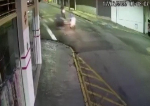 Universitária morre após ser atropelada por motociclista que fugia da polícia; vídeo 