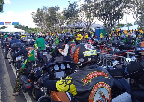 Vídeo: Apoiadores de Bolsonaro se concentram para motociata em Manaus