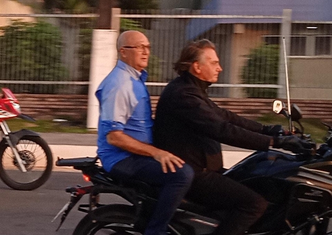 Sem capacete, Bolsonaro percorre avenidas de Manaus em motociata; vídeo