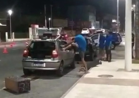 Homem tem ataque de fúria e destrói carro em blitz: ‘não deixarei meu bem para o estado’