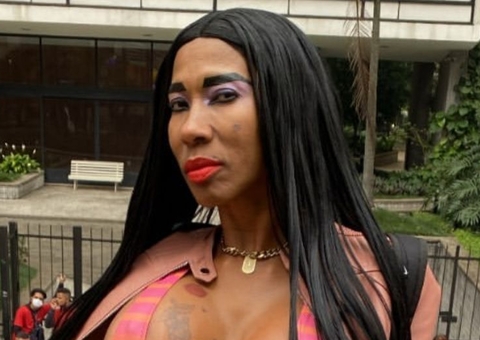 Vídeo: Inês Brasil mostra os seios para multidão na Parada LGBT+