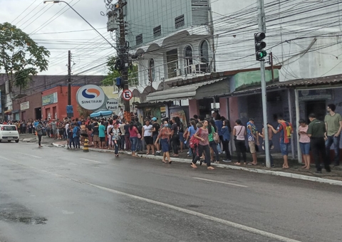 Usuários do transporte público enfrentam fila gigantesca para conseguir atendimento no Sinetram