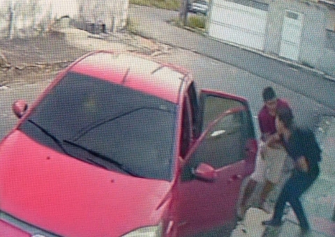 Pedestre é assaltado por trio em carro em Manaus; Vídeo   