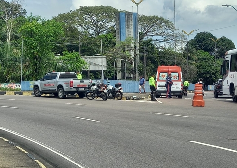 Agente de trânsito é atropelado por carro na Bola do Coroado em Manaus