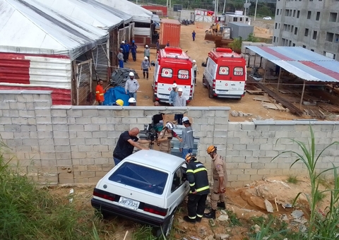 Briga entre casal termina com carro despencando de barranco em Manaus
