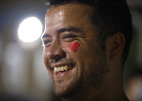 No Largo São Sebastião, público se emociona ao assistir transmissão da 1ª noite do Festival de Parintins 