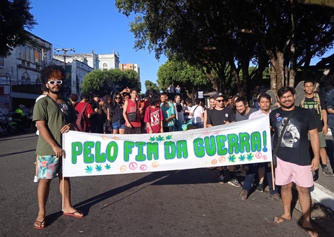 Vídeos: Manifestantes pedem legalização da maconha durante marcha em Manaus