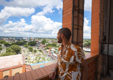 Ex-BBB Vyni faz passeio em Parintins com Ruivinha de Marte: 'Fora da realidade'