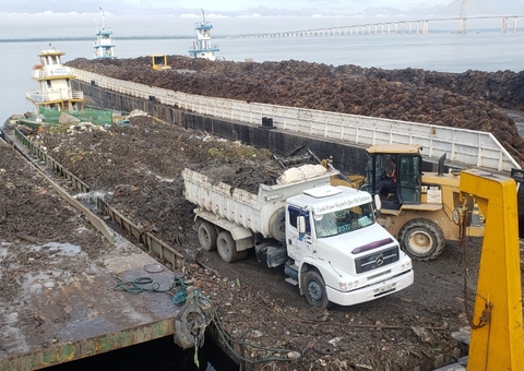Mais de 300 toneladas de resíduos são retiradas de lixeira a céu aberto em Manaus