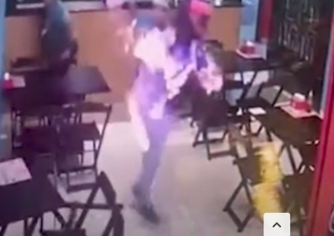 Vídeo: Jovem coloca fogo em colega de trabalho em lanchonete