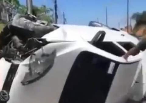 Taxista capota carro após passageiros anunciarem assalto em Manaus; vídeo