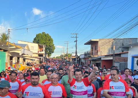 Senador Eduardo Braga é recebido por uma grande multidão em Manaquiri