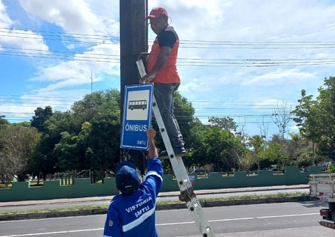 Mais de 100 placas de sinalização de paradas de ônibus são instaladas em Manaus