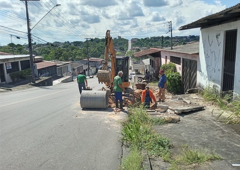 Rede de drenagem rompe e abre cratera em avenida de Manaus