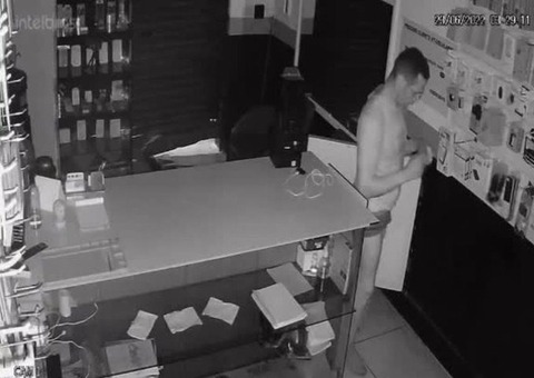 Vídeo: De cueca, ladrão bebe whisky e escolhe o que roubar em loja de celulares