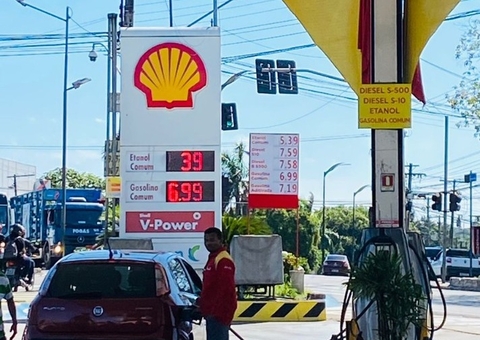 Entenda a redução no preço da gasolina em Manaus; valor está abaixo de R$ 7