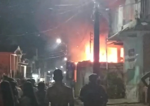 Incêndio destrói casa em Manaus; Vídeo