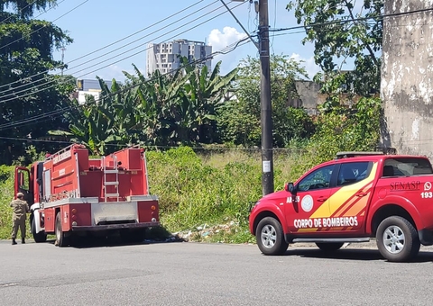 Casa abandonada pega fogo na zona Sul de Manaus