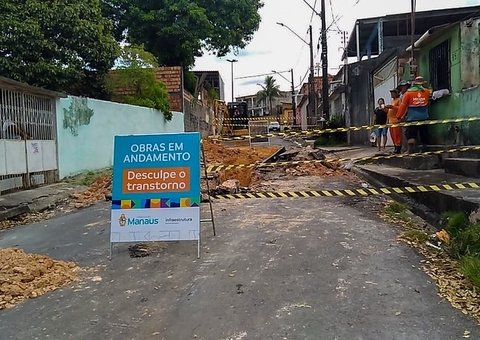 Após cratera abrir, rua é interditada para obra em rede de drenagem em Manaus