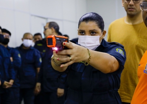 Guardas municipais fazem treino com arma de choque em Manaus