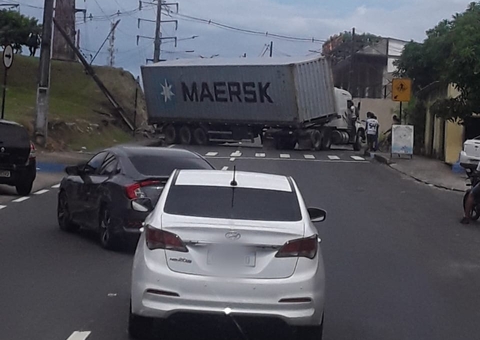 Carreta tomba após acidente e bloqueia avenida em Manaus
