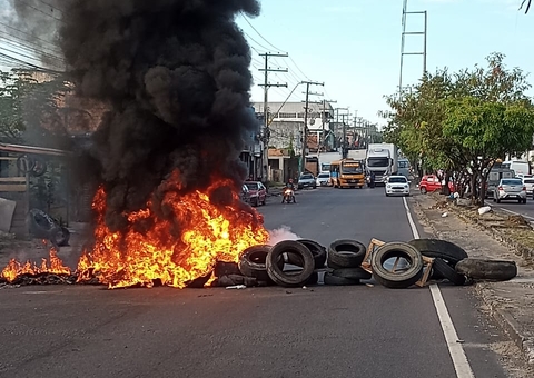 Em protesto, moradores interditam av. Grande Circular em Manaus