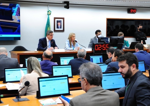 Comissão especial da Câmara aprova PEC que concede benefícios sociais