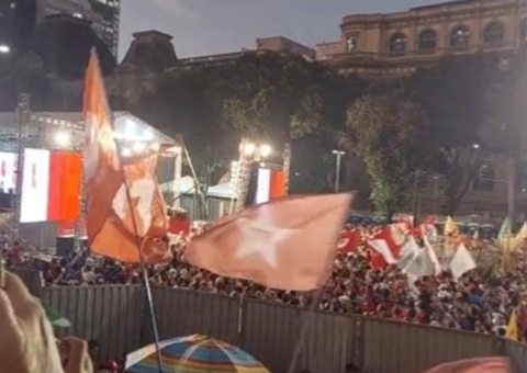 Suspeito lança bomba caseira com fezes contra público em ato com Lula