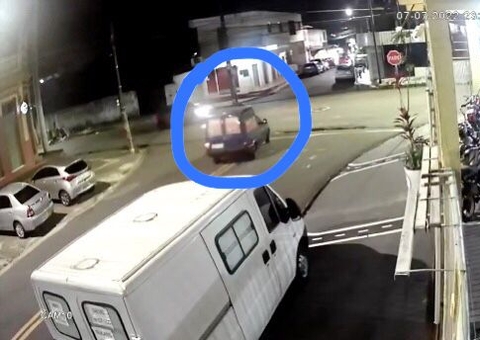 Vídeo mostra carro estacionado sendo furtado em Manaus