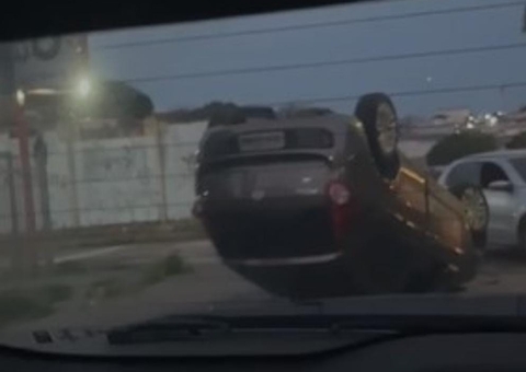 Motorista perde o controle e capota carro após acidente no centro de Manaus