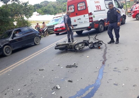 Motociclista vai parar em cima de carro após ser arremessado durante acidente em Manaus